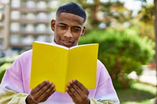 Jovem Afro Americano Sorrindo Livro Leitura Feliz Cidade — Fotografia de Stock