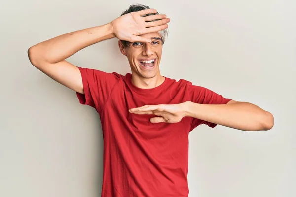 Joven Hombre Hispano Vistiendo Ropa Casual Sonriendo Alegre Jugando Echar —  Fotos de Stock