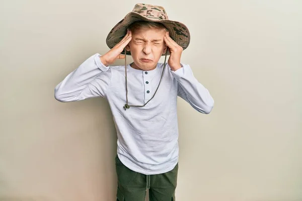 Mały Biały Chłopiec Noszący Kapelusz Odkrywcy Ręką Głowie Ból Głowy — Zdjęcie stockowe