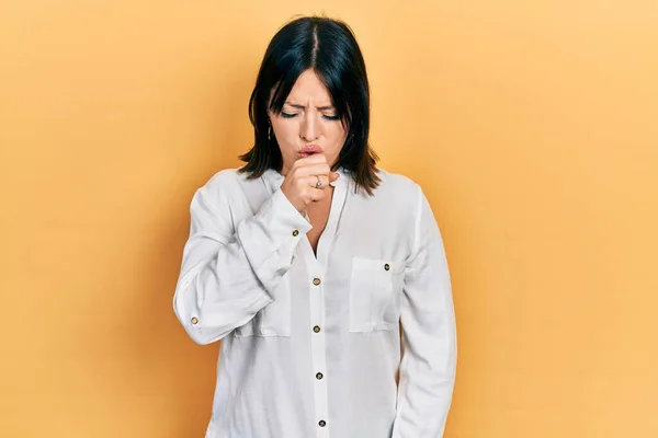 穿着休闲服的年轻惊慌失措的女人感觉不舒服 咳嗽是感冒或支气管炎的症状 保健概念 — 图库照片