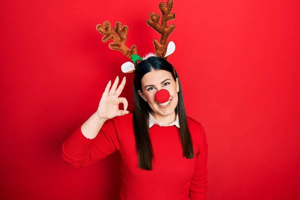 Jovem Hispânica Usando Chapéu Natal Veado Nariz Vermelho Sorrindo Positivo — Fotografia de Stock