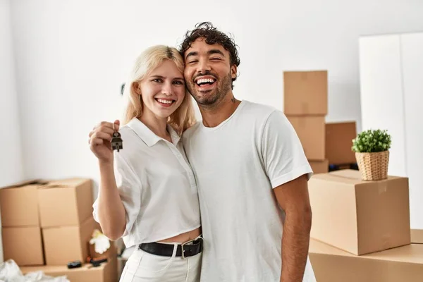 Jong Mooi Paar Glimlachen Gelukkig Holding Sleutel Van Nieuw Huis — Stockfoto