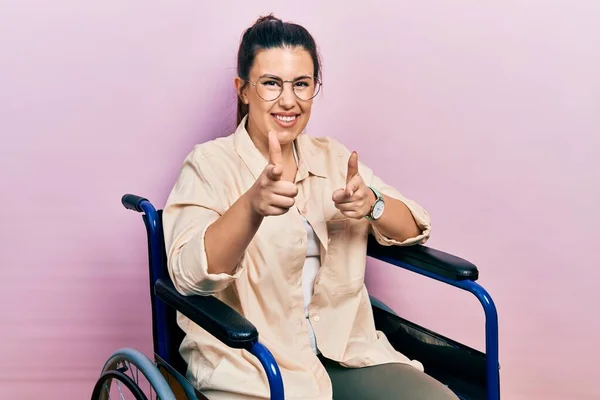 Junge Hispanische Frau Die Rollstuhl Sitzt Und Mit Dem Finger — Stockfoto