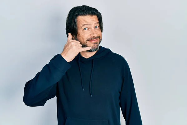 Middelbare Leeftijd Blanke Man Draagt Casual Sweatshirt Glimlachen Doen Telefoon — Stockfoto