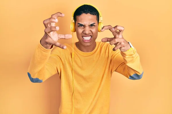 Genç Afro Amerikalı Adam Müzik Dinliyor Kulaklıkla Bağırıyor Öfkeden Çıldırmış — Stok fotoğraf
