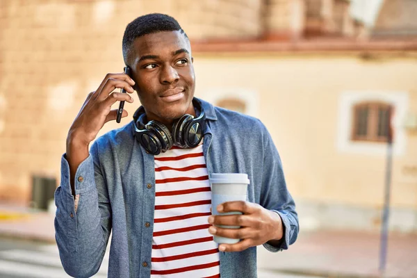 Fiatal Afro Amerikai Férfi Beszél Okostelefonon Kávézás Városban — Stock Fotó