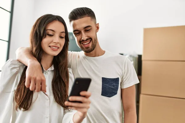 Jong Hispanic Paar Glimlachen Gelukkig Met Behulp Van Smartphone Nieuw — Stockfoto
