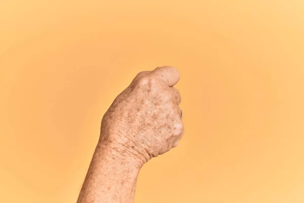 Senior Kaukasische Hand Gele Geïsoleerde Achtergrond Met Lege Ruimte Met — Stockfoto