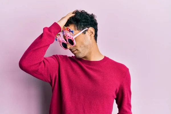 Snygg Latinamerikansk Man Bär Roliga Glada Födelsedagsglasögon Överraskad Med Handen — Stockfoto