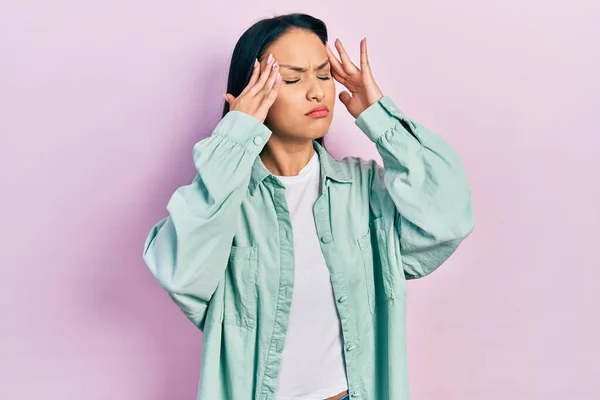 Hermosa Mujer Hispana Con Piercing Nariz Con Chaqueta Verde Casual — Foto de Stock