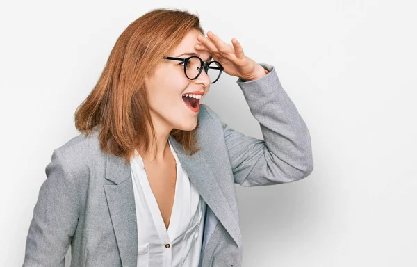 Mulher Caucasiana Jovem Vestindo Estilo Negócios Óculos Muito Feliz Sorrindo — Fotografia de Stock