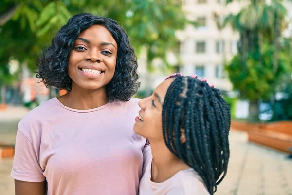 Mooie Afrikaanse Amerikaanse Moeder Dochter Glimlachend Knuffelend Staande Met Een — Stockfoto