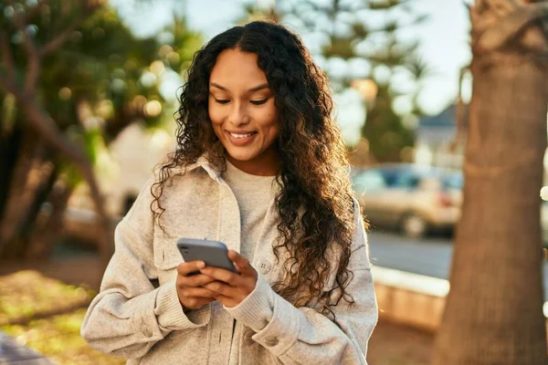 Jovem Latina Sorrindo Feliz Usando Smartphone Cidade — Fotografia de Stock