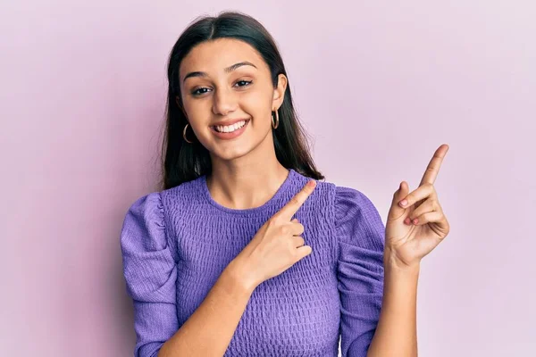 Jovem Hispânica Vestindo Roupas Casuais Sorrindo Olhando Para Câmera Apontando — Fotografia de Stock