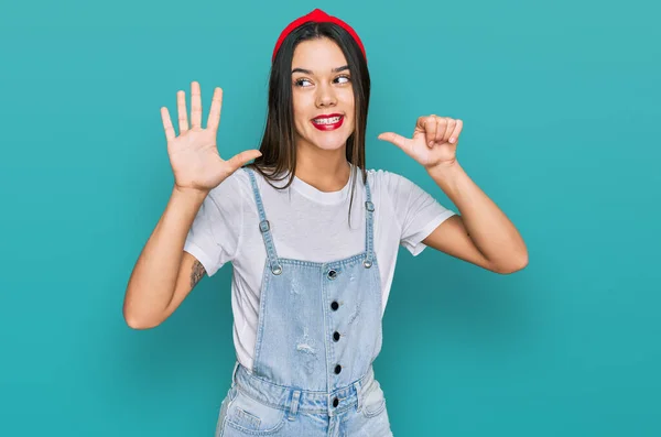 Молода Іспаномовна Дівчина Носить Повсякденний Одяг Показуючи Вказуючи Пальцями Номер — стокове фото