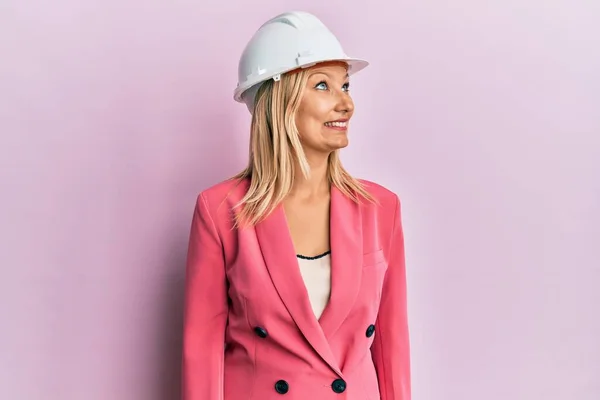 Vacker Medelålders Blond Kvinna Bär Arkitekt Hardhat Tittar Bort Till — Stockfoto