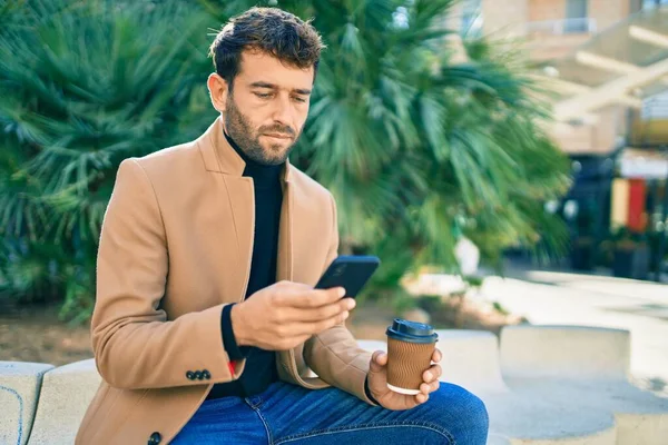 Όμορφος Επιχειρηματίας Φορώντας Κομψό Σακάκι Χρησιμοποιώντας Smartphone Εξωτερικούς Χώρους — Φωτογραφία Αρχείου