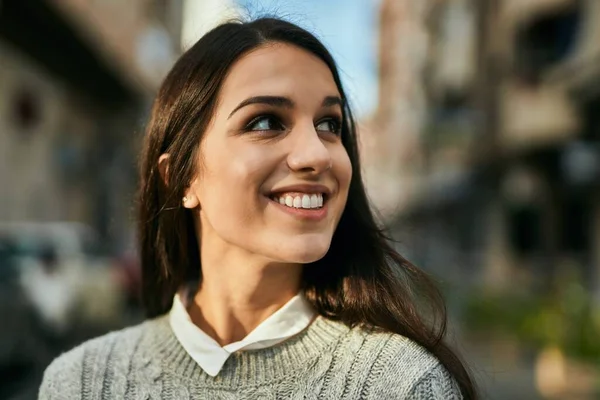 Jonge Spaanse Vrouw Glimlachend Gelukkig Staande Stad — Stockfoto