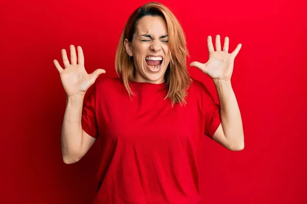 Spaanse Jonge Vrouw Draagt Casual Rood Shirt Vieren Gek Gek — Stockfoto