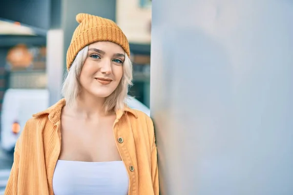 Jovem Loira Sorrindo Feliz Cidade — Fotografia de Stock