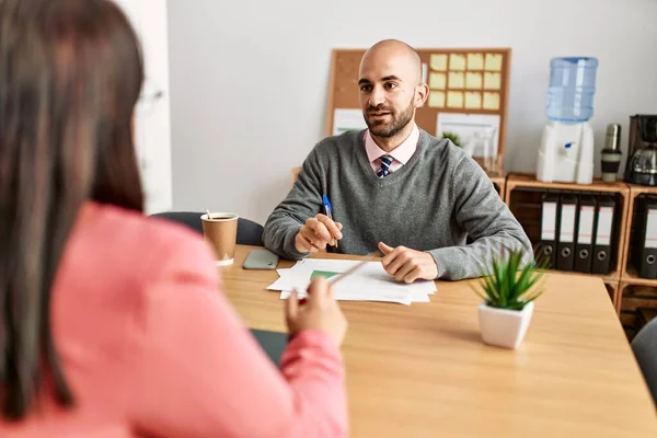 Två Latinamerikanska Affärsmän Ler Glada Att Arbeta Kontoret — Stockfoto