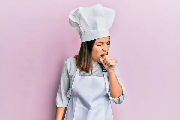 年轻漂亮的女人穿着职业厨师制服 头戴帽子 感觉不舒服 咳嗽是感冒或支气管炎的症状 保健概念 — 图库照片