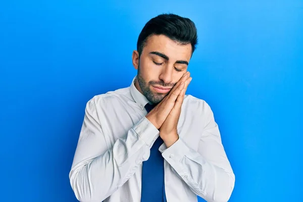 Giovane Uomo Ispanico Indossa Abiti Lavoro Dormire Stanco Sognando Posa — Foto Stock