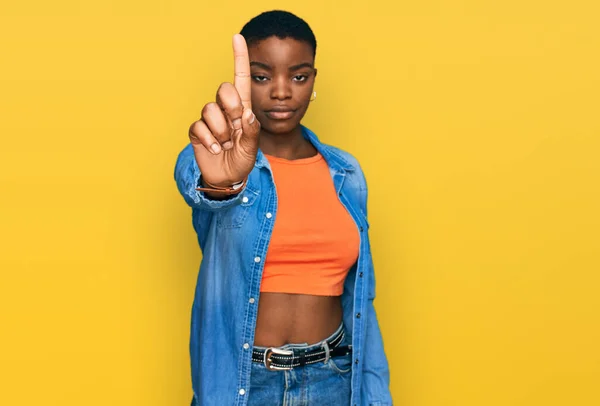 Jonge Afrikaans Amerikaanse Vrouw Draagt Casual Kleding Wijzen Met Vinger — Stockfoto