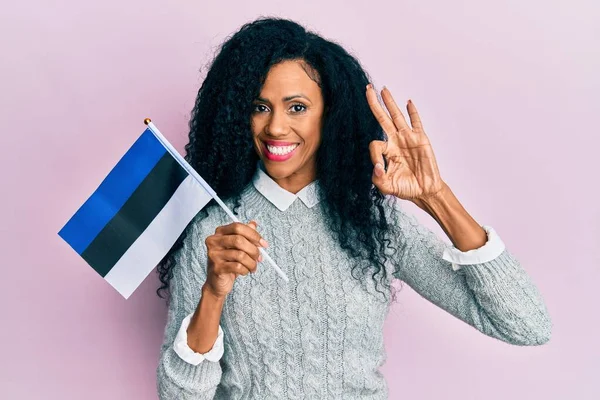 Středního Věku Africká Americká Žena Drží Estonskou Vlajku Dělá Znamení — Stock fotografie