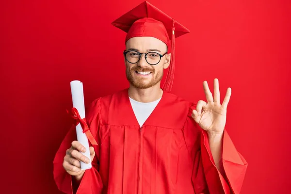 Mladý Zrzka Muž Sobě Maturitní Čepici Slavnostní Župan Drží Stupeň — Stock fotografie