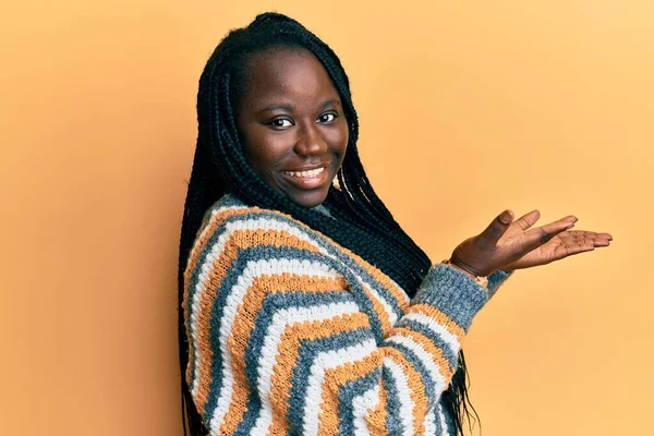 Joven Mujer Negra Con Trenzas Usando Suéter Invierno Casual Señalando — Foto de Stock