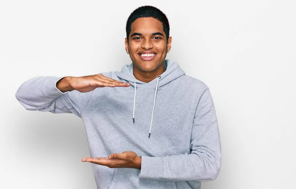 Junger Gut Aussehender Hispanischer Mann Lässigem Sweatshirt Gestikulierend Mit Händen — Stockfoto