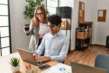 Ofiste çalışırken gülümseyen iki iş adamı..