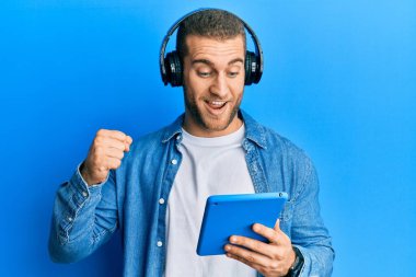 Kulaklık takan genç beyaz bir adam gururla bağırıyor zaferi ve başarıyı kutluyor. 