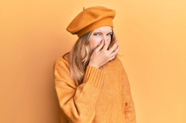 Fransız gibi giyinmiş güzel beyaz bir kız bereyle kötü kokulu ve iğrenç bir koku alıyor. Nefesini burnunda tutuyor. Kötü kokuyor. 