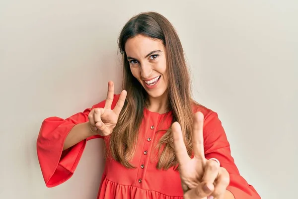 Jovem Mulher Bonita Vestindo Roupas Casuais Sorrindo Olhando Para Câmera — Fotografia de Stock