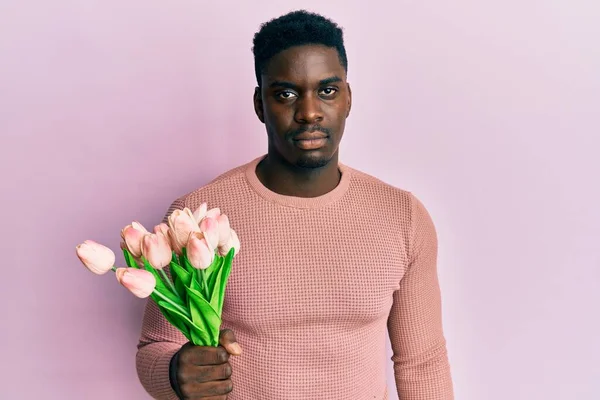 Bel Homme Noir Tenant Bouquet Fleurs Tulipes Roses Attitude Pensée — Photo