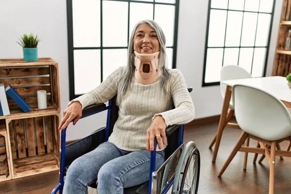 Orta Yaşlı Gri Saçlı Tekerlekli Sandalyede Oturan Tasmalı Mutlu Pozitif — Stok fotoğraf