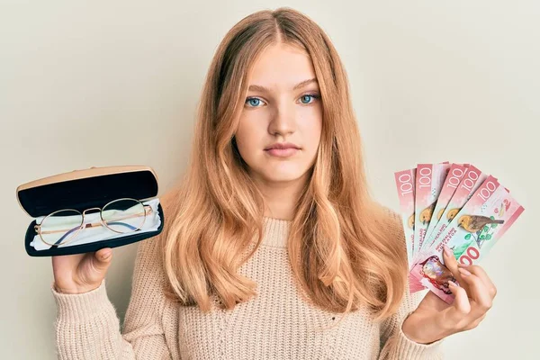 Krásná Mladá Běloška Brýlemi Novozélandskými Dolary Uvolnila Vážným Výrazem Tváři — Stock fotografie