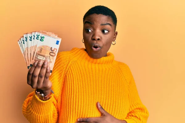 Νεαρή Αφρο Αμερικανίδα Που Κρατάει Χαρτονομίσματα Ευρώ Φοβισμένη Και Έκπληκτη — Φωτογραφία Αρχείου