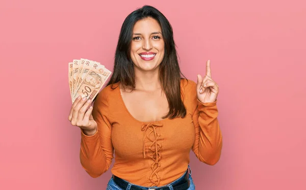 Mulher Hispânica Bonita Segurando Notas Reais Brasileiras Surpreendida Com Uma — Fotografia de Stock