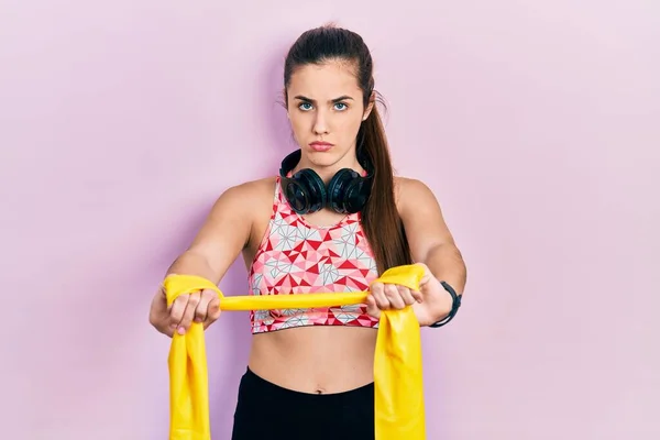 Ung Brunett Tonåring Träning Armmotstånd Med Elastiska Armband Avslappnad Med — Stockfoto