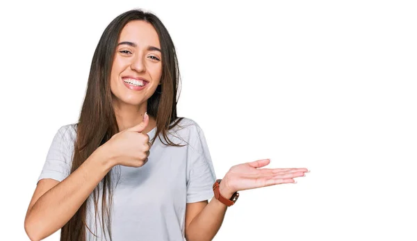 Junges Hispanisches Mädchen Lässigem Weißem Shirt Das Die Handfläche Zeigt — Stockfoto