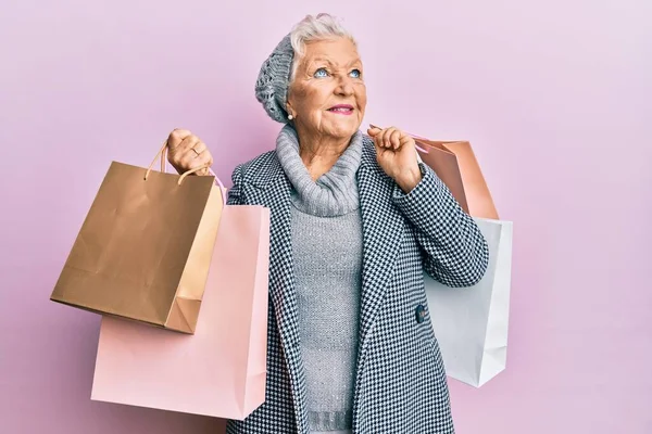 Yaşlı Gri Saçlı Kadın Alışveriş Torbaları Tutuyor Gülümsüyor Yan Tarafa — Stok fotoğraf