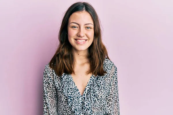 Giovane Donna Bruna Che Indossa Una Camicia Elegante Stampa Animalier — Foto Stock