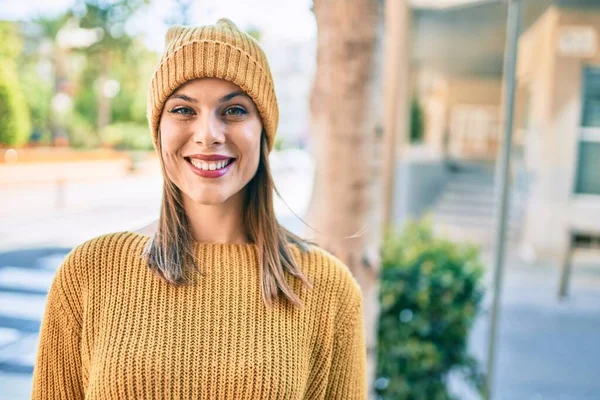 Jong Blond Vrouw Dragen Winter Stijl Glimlachen Gelukkig Naar Stad — Stockfoto