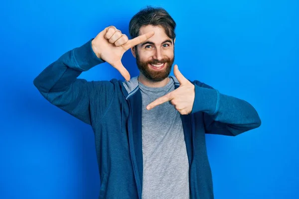 Hombre Caucásico Con Barba Vistiendo Sudadera Casual Sonriente Haciendo Marco —  Fotos de Stock