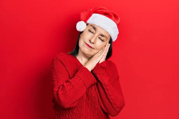 Mulher Hispânica Meia Idade Usando Chapéu Natal Dormindo Cansado Sonhando — Fotografia de Stock
