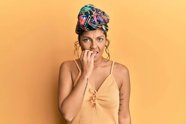 Mladá Hispánská Dívka Nosí Vlasy Turban Přes Žluté Pozadí Vypadá — Stock fotografie