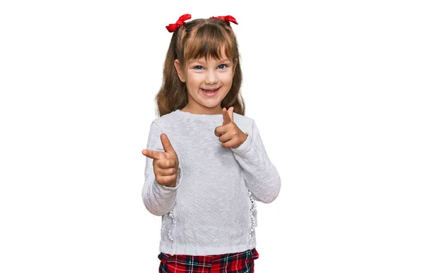 Liten Kaukasiska Flicka Unge Bär Casual Kläder Pekar Finger Till — Stockfoto